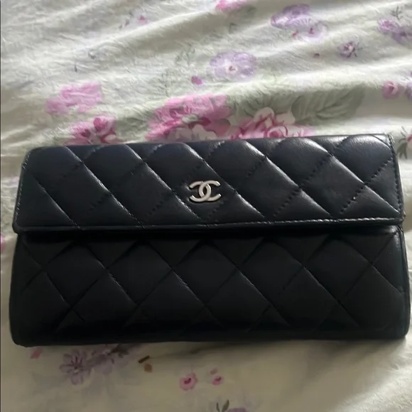 CHANEL Black Quilted Clutch with Silver Logo - Picture 1 of 1